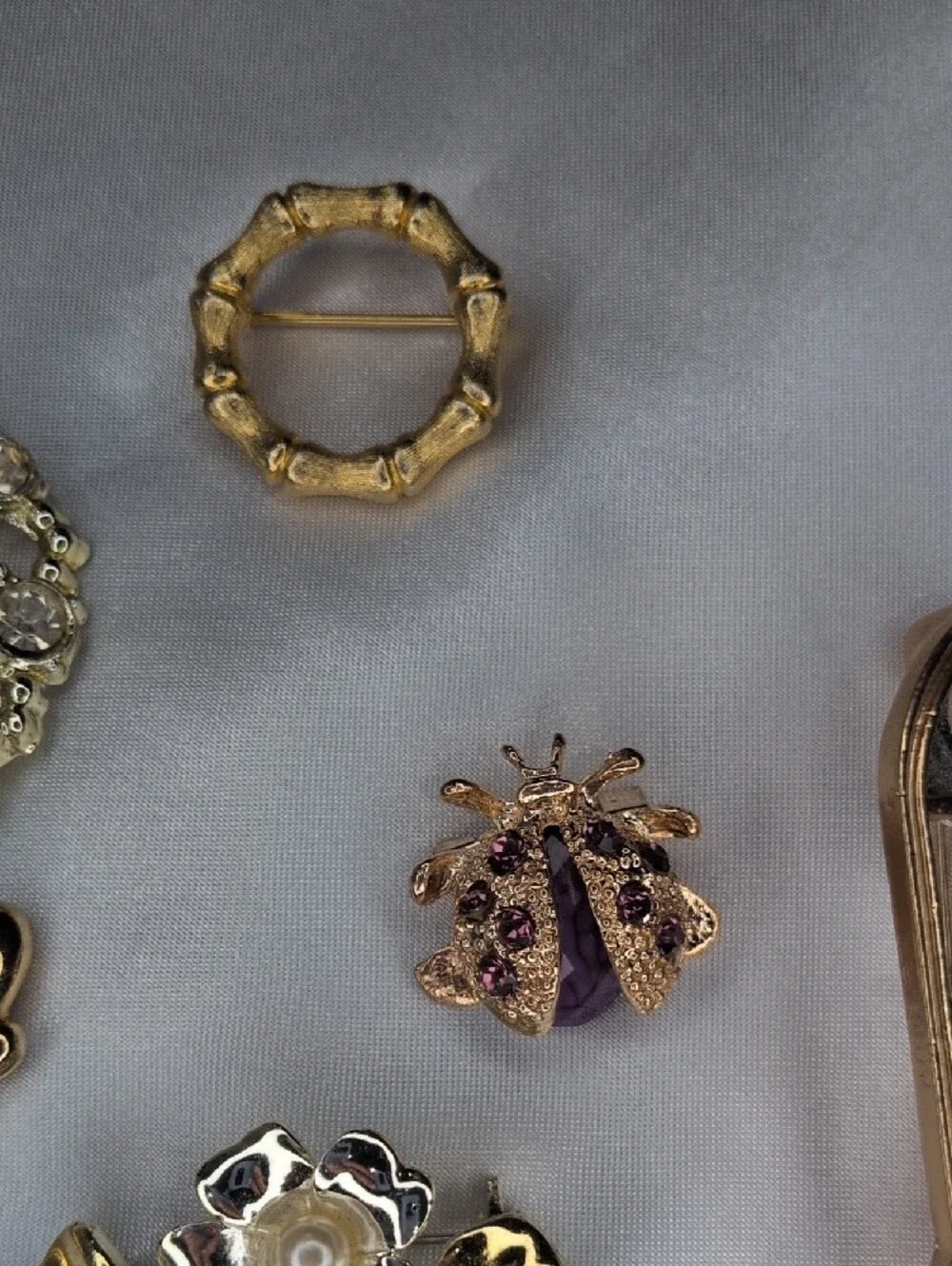Huge Lot of 14 Vintage & Contemporary Brooches Signed Gerrys Bee Zebra Floral